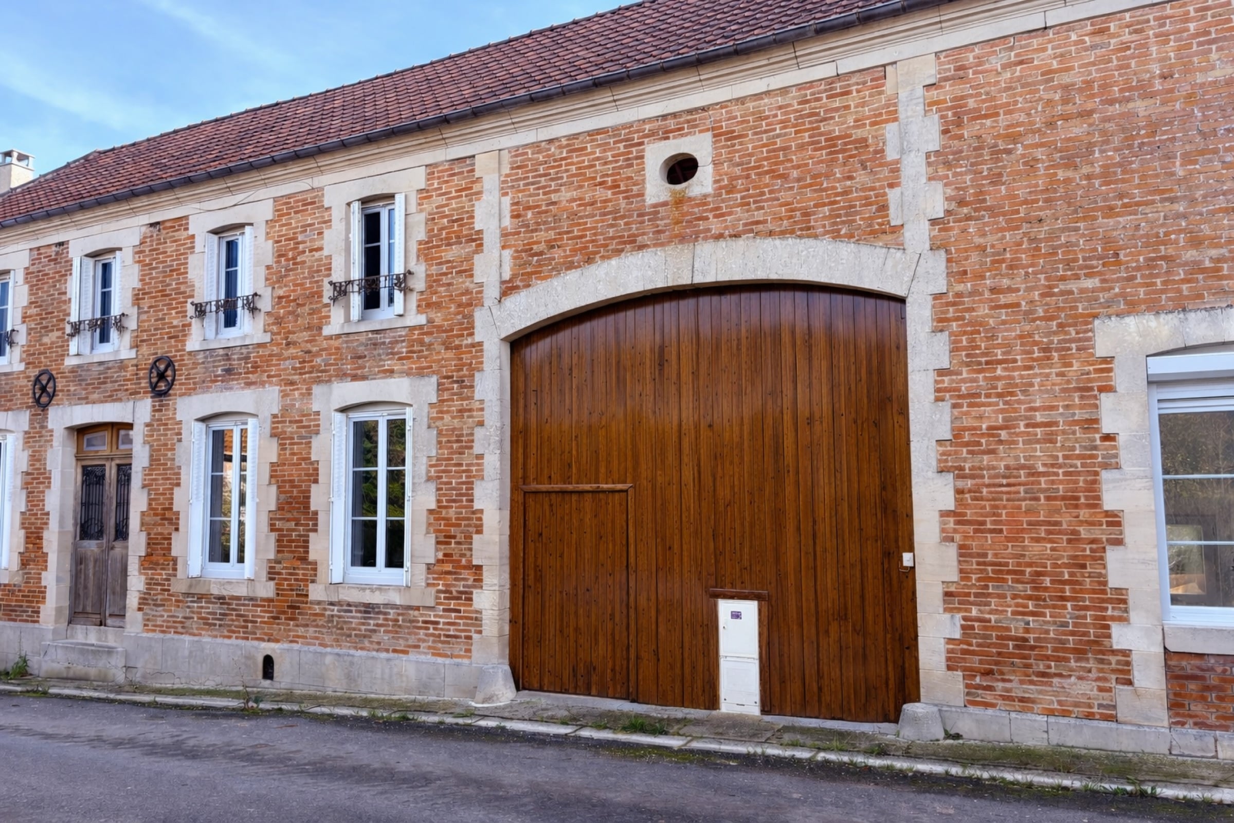 Façade en pierre et brique du Domaine de la Moivre